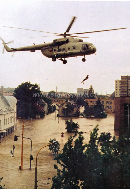 1997 (31).jpg - Povodně 1997 - Pohled od Ratibořské na ulici Partyzánskou